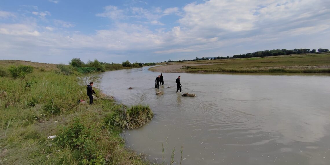 Dispărut în noapte, găsit dimineața în apă. Trupul unui bătrân din Milișăuți, scos din râul Suceava