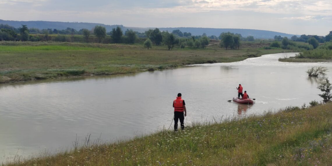 Dispărut în noapte, găsit dimineața în apă. Trupul unui bătrân din Milișăuți, scos din râul Suceava