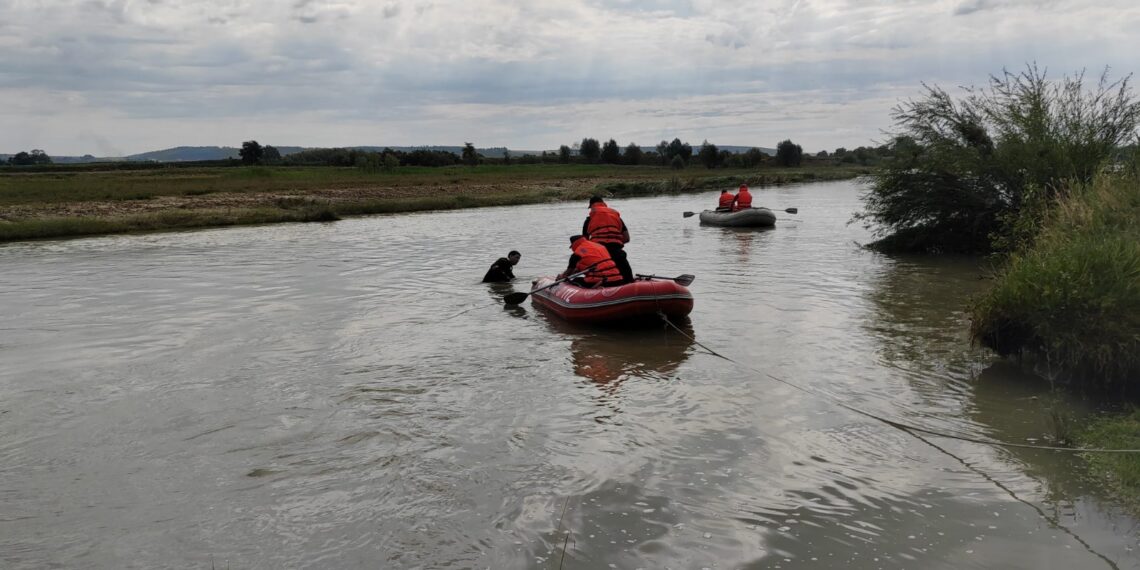 Dispărut în noapte, găsit dimineața în apă. Trupul unui bătrân din Milișăuți, scos din râul Suceava