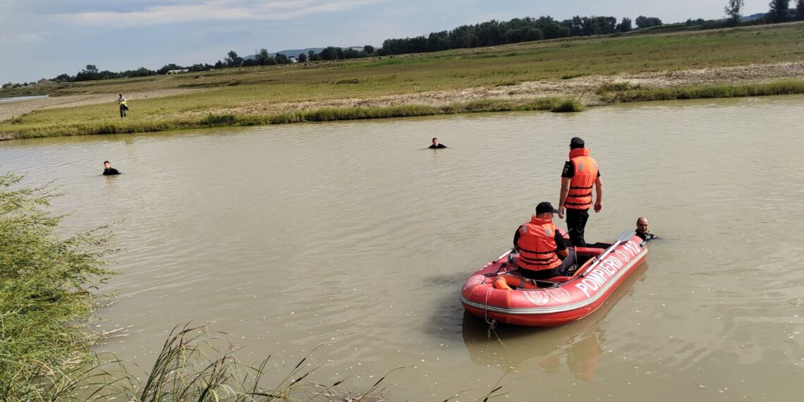 Dispărut în noapte, găsit dimineața în apă. Trupul unui bătrân din Milișăuți, scos din râul Suceava