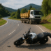 Motociclist rănit după ce a încercat să evite o autoutilitară oprită neregulamentar. Șoferul a mutat camionul după ce a văzut motociclistul pe asfalt