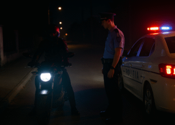 Urmărire în toiul nopții prin Voitinel, după un motociclist fără permis. Vehiculul nu era înmatriculat