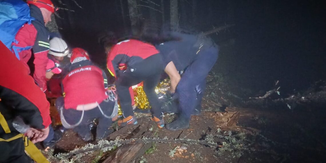 Tragedie în Masivul Giumalău. Alergător de 50 de ani, lovit mortal de un copac doborât de furtună în timpul concursului „Bucovina Ultra Rocks”