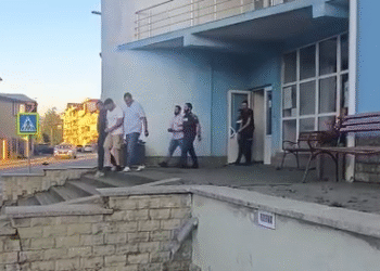 Șoferul unui camion care transporta ilegal material lemnos, fratele lui și prietenul care a intrat cu mașina în autospeciala Poliției au fost reținuți pentru 24 de ore