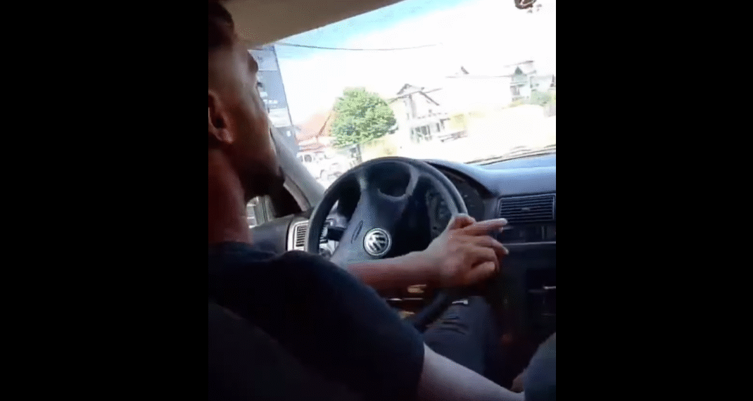 Dosar penal pentru un tânăr din Berchișești, prins după ce a apărut pe Facebook conducând fără permis. Un copil era ținut în brațe pe scaunul pasagerului din față