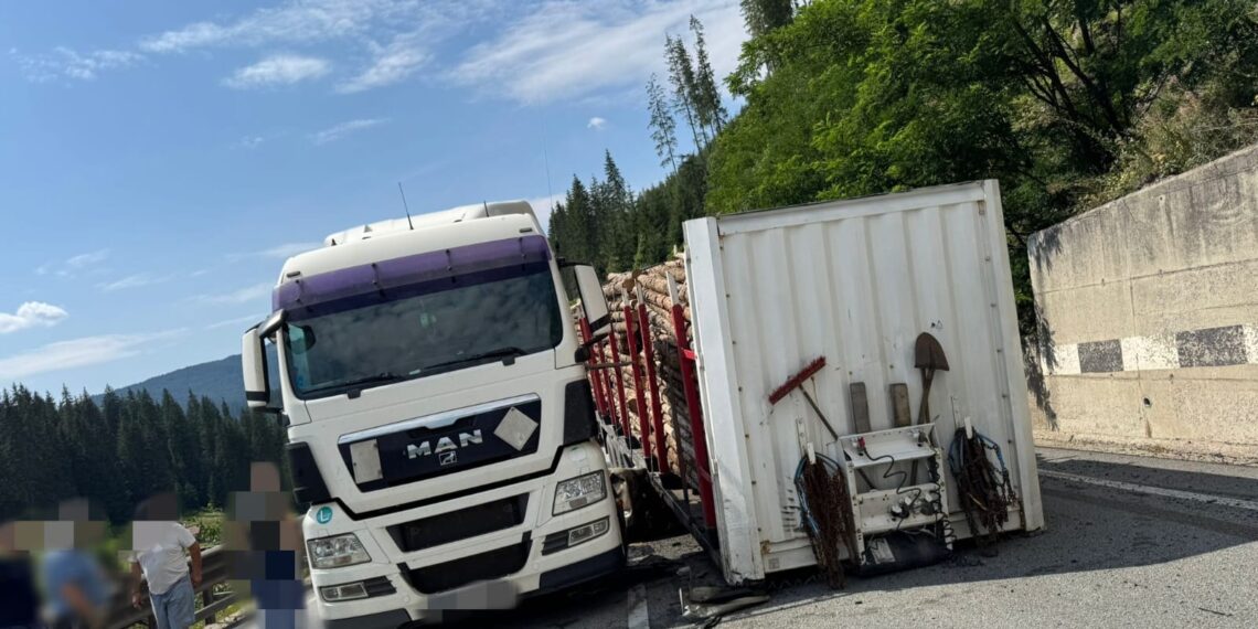 Trafic paralizat la Iacobeni după ce remorca unui TIR plin cu lemne s-a decuplat