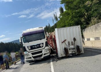 Trafic paralizat la Iacobeni după ce remorca unui TIR plin cu lemne s-a decuplat