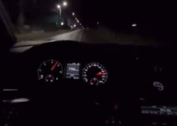 Un inconștient se laudă pe Instagram cu încercarea sa de a decola cu un Volkswagen în Vicovu de Sus. Teribilistul se filmează gonind cu aproape 200 km/h