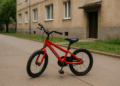 Bicicletă furată în plină zi din fața unui bloc din Burdujeni. Hoțul a profitat când copilul a urcat în casă pentru a bea apă