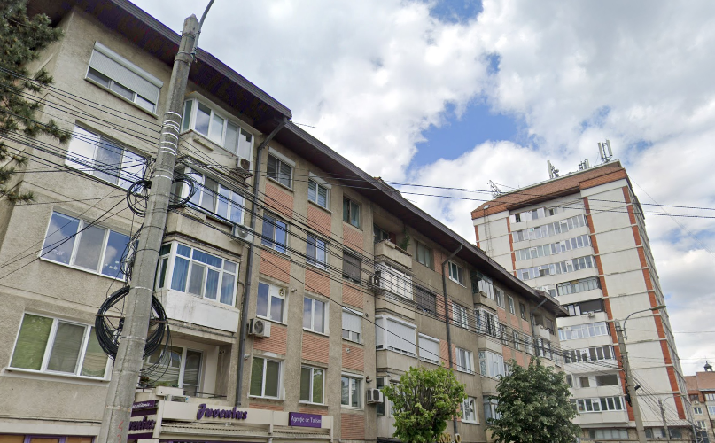 Furt de rulouri electrice dintr-un bloc aflat în renovare, în centrul Sucevei