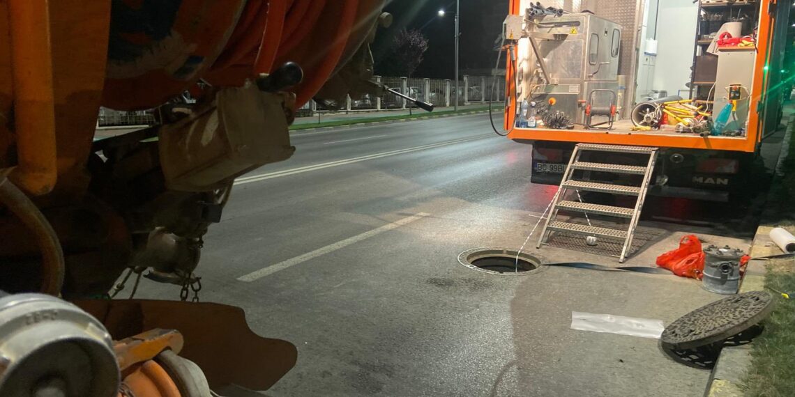 Lucrări de amploare pe bulevardul principal din Suceava. Canalizarea blocată cu deșeuri asfaltice, reabilitată cu aproape 1 milion de lei, plătiți de ACET