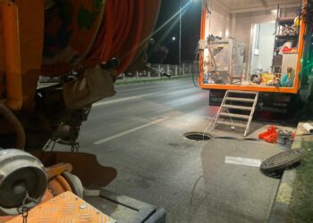 Lucrări de amploare pe bulevardul principal din Suceava. Canalizarea blocată cu deșeuri asfaltice, reabilitată cu aproape 1 milion de lei, plătiți de ACET