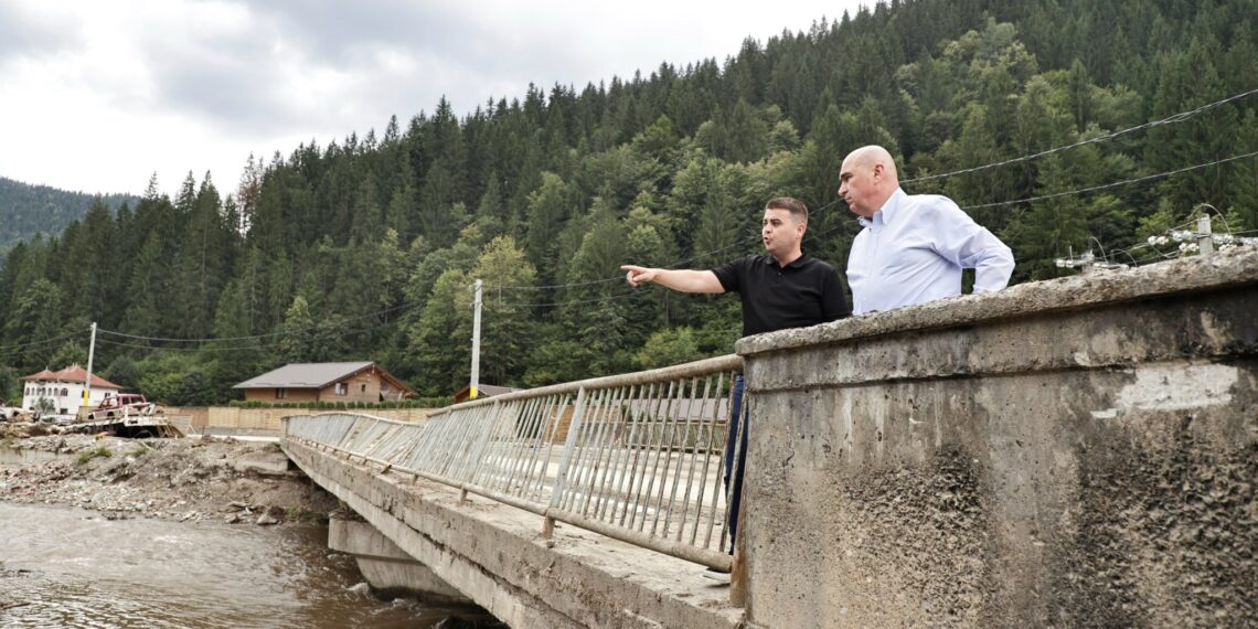Premierul Ilie Bolojan, după ce a vizitat orașul Broșteni din Suceava: ”Responsabilitatea Guvernului este să asigure intervenția de urgență, să susțină financiar familiile sinistrate și să aloce fonduri pentru refacerea infrastructurii”