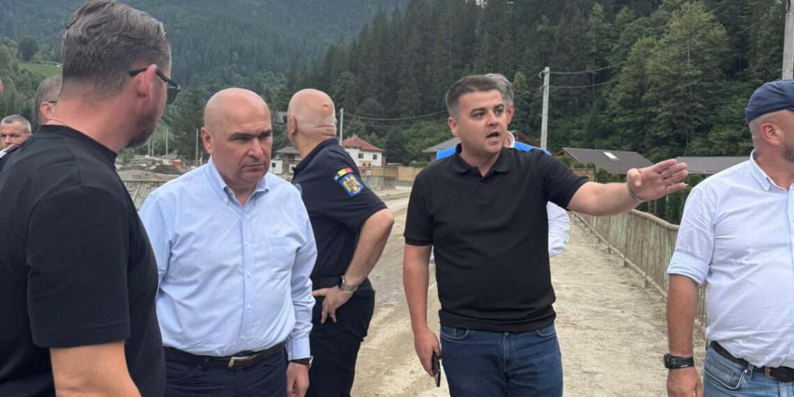 Premierul Ilie Bolojan și Raed Arafat, în vizită la Broșteni. Președintele CJ Suceava, Gheorghe Șoldan: ”Începând de săptămâna viitoare, vor intra în conturile persoanelor afectate banii alocați de Guvern”