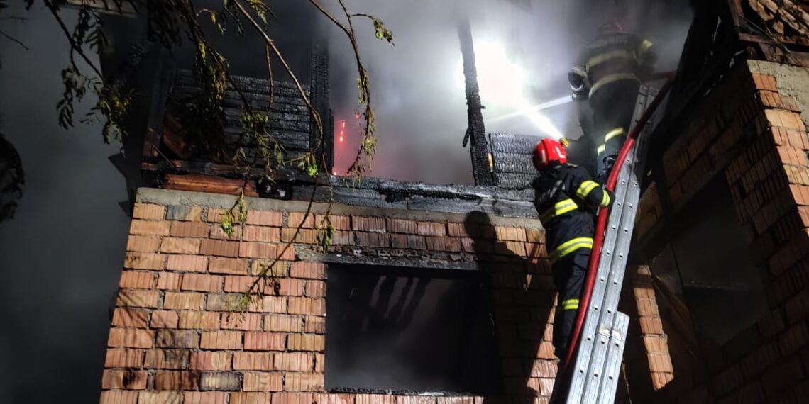 Incendiu puternic în Neagra Șarului, la o casă cu două etaje. Pompierii au luptat ore întregi. Pagube de 250.000 lei