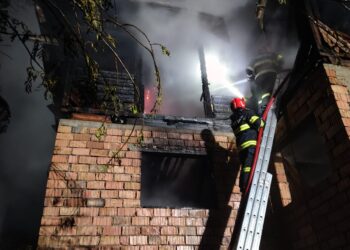 Incendiu puternic în Neagra Șarului, la o casă cu două etaje. Pompierii au luptat ore întregi. Pagube de 250.000 lei