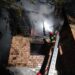 Incendiu puternic în Neagra Șarului, la o casă cu două etaje. Pompierii au luptat ore întregi. Pagube de 250.000 lei