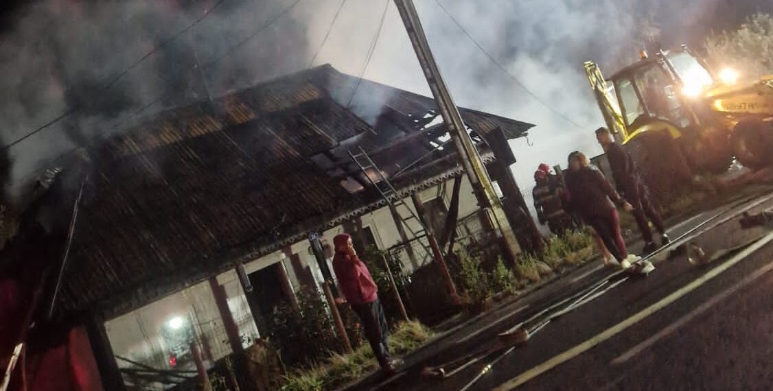 Bătrân de 89 de ani, găsit carbonizat în propria locuință din Valea Putnei, după un incendiu provocat intenționat