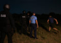 O ”armată” de mascați, jandarmi și polițiști a căutat un bărbat care a luat-o la fugă pe un câmp după ce ața de balot cu care a încercat să-și pună capăt zilelor s-a rupt. Acesta aflase că soția l-ar fi înșelat