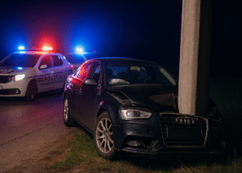Urmărire de noapte, cu finish într-un stâlp la Vicovu de Sus. Cu 1,49 mg/l alcool pur în aerul expirat, un șofer pericol public a crezut că scapă de polițiști apăsând accelerația