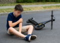 Un adolescent de 14 ani a ajuns la spital cu clavicula fracturată, după ce trotineta electrică i s-a oprit brusc pe o stradă din Fălticeni
