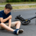 Un adolescent de 14 ani a ajuns la spital cu clavicula fracturată, după ce trotineta electrică i s-a oprit brusc pe o stradă din Fălticeni
