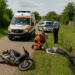 Un bărbat din Dolhasca, fără permis, a ajuns la spital după ce a intrat cu mopedul fără numere într-un șanț