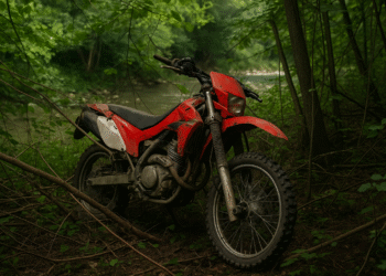 ”Furt” cu iz de înscenare la Cacica. Motocicletă găsită avariată și ascunsă printre copaci, după ce a fost reclamată ca fiind furată. Polițiștii îl suspectează pe proprietar