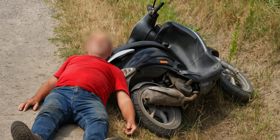 Un motociclist beat și fără permis a ajuns la spital după ce a „mușcat” dintr-un șanț. Nu purta cască și motocicleta era neînmatriculată