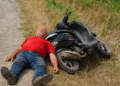 Un motociclist beat și fără permis a ajuns la spital după ce a „mușcat” dintr-un șanț. Nu purta cască și motocicleta era neînmatriculată