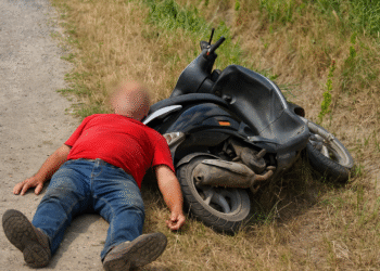 Un motociclist beat și fără permis a ajuns la spital după ce a „mușcat” dintr-un șanț. Nu purta cască și motocicleta era neînmatriculată