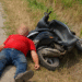 Un motociclist beat și fără permis a ajuns la spital după ce a „mușcat” dintr-un șanț. Nu purta cască și motocicleta era neînmatriculată