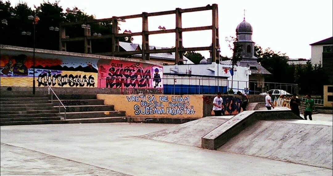 Bărbat bătut de prietenul său, la 3 dimineața, în Skate Park Suceava. Scandalul cu urlete s-a lăsat cu o amendă de 3.000 de lei