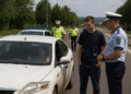 Amenzi în valoare totală de circa 10.000 de lei pentru un tânăr fără permis, care plimba două mămici și doi nou-născuți cu o mașină fără ITP și RCA