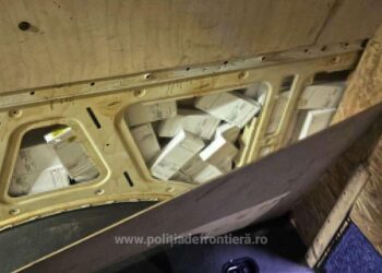 Telefoane, în valoare de 700.000 lei, ascunse în pereții laterali ai unui microbuz, descoperite la Vicovu de Sus