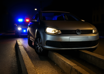 Urmărire pe străzile Rădăuțiului, sfârșită cu fugarul blocat între două borduri. Șoferul băut le-a atras atenția polițiștilor pentru că semnaliza dreapta deși mergea înainte