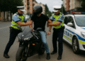 Goană nebună pe străzile din Rădăuți. Motociclist fără permis, urmărit, prins și încătușat de polițiști după ce a gonit printre blocuri încercând să scape de oamenii legii