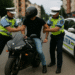 Goană nebună pe străzile din Rădăuți. Motociclist fără permis, urmărit, prins și încătușat de polițiști după ce a gonit printre blocuri încercând să scape de oamenii legii