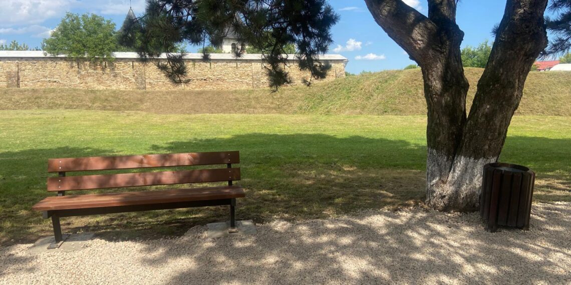 Primăria Suceava a amenajat o zonă de relaxare lângă Mănăstirea Zamca