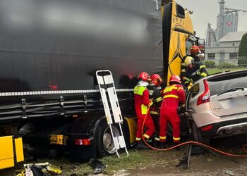 Detalii despre tragedia de la Pătrăuți. Un TIR a intrat pe contrasens și a spulberat mașina unei mame care își ducea fiicele la școală. Femeia și-a pierdut viața, iar fetele au ajuns la spital