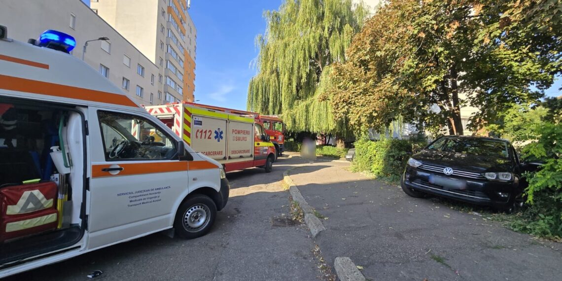 Prima zi de școală s-a transformat în coșmar pentru o familie din Suceava. Doi copii și mama lor, răniți pe trotuar de un șofer bătrân care dădea cu spatele