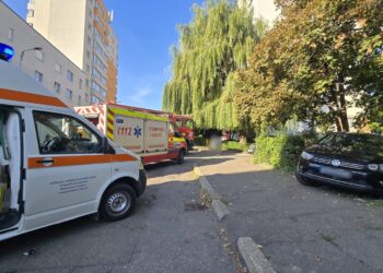 Prima zi de școală s-a transformat în coșmar pentru o familie din Suceava. Doi copii și mama lor, răniți pe trotuar de un șofer bătrân care dădea cu spatele