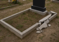 Șase luni cu suspendare pentru un bărbat care a distrus temelia viitorului monument funerar al vecinilor, nemulțumit de amplasare