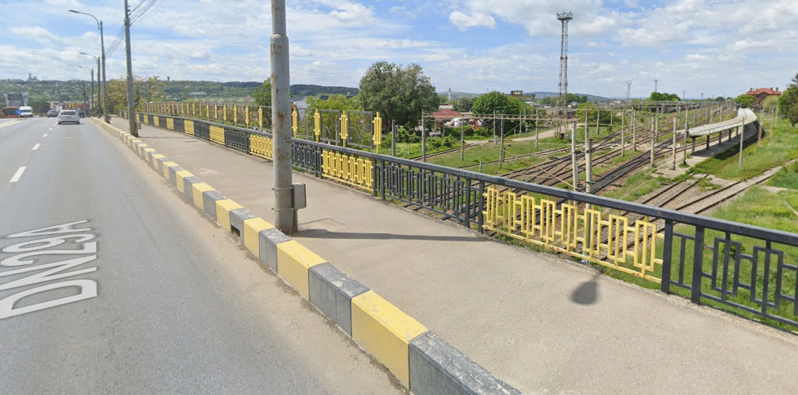 Tânăr din Botoșani, împiedicat să se arunce de pe pasarela din Burdujeni