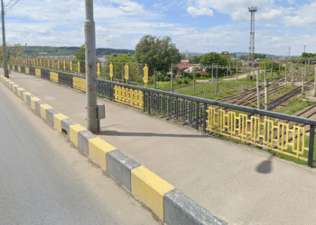 Tânăr din Botoșani, împiedicat să se arunce de pe pasarela din Burdujeni