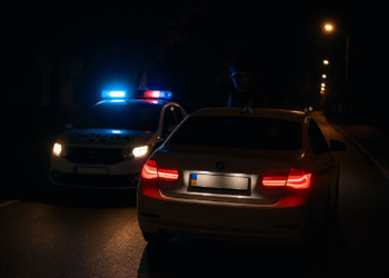 Un tânăr ucrainean s-a luat la întrecere cu polițiștii pe străzile Sucevei, în timp ce făcea ”școala de șoferi” cu tatăl său