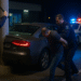 Urmărire sfârșită într-un stâlp de iluminat. Un bărbat fără permis credea că se poate întrece cu spatele cu polițiștii din Fălticeni. Oamenii legii i-au lovit parbrizul cu bastonul telescopic și l-au încătușat
