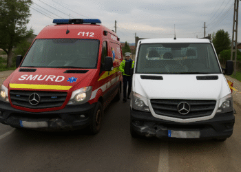 Accident rutier între o autospecială SMURD și o autoutilitară la Vicovu de Sus. Șoferul autoutilitarei a încercat să depășească un obstacol stradal