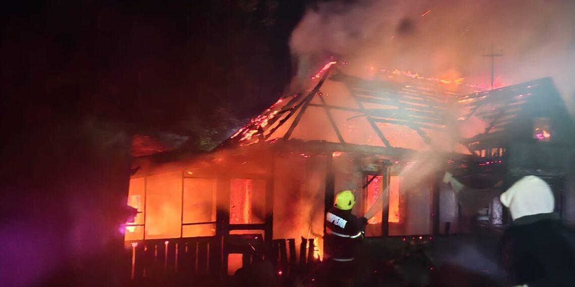 Casă făcută scrum la Drăgușeni, după ce proprietarul a adormit cu țigara aprinsă. Pompierii au reușit să salveze locuințele din jur