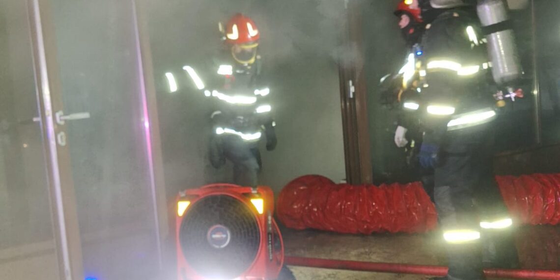 Incendiu la complexul „Nada Florilor”. Angajații Carrefour s-au autoevacuat după ce magazinul s-a umplut de fum